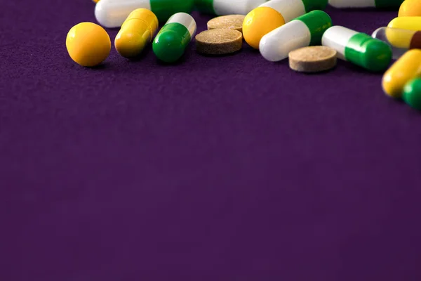 Tabletki Medyczne Lek Kapsułki Fioletowe Tło Koncepcja Opieki Zdrowotnej Wolne — Zdjęcie stockowe