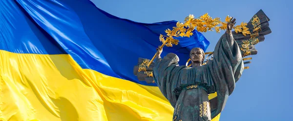 Monument Självständighet För Ukraina Inför Den Ukrainska Flaggan Monumentet Ligger Stockfoto