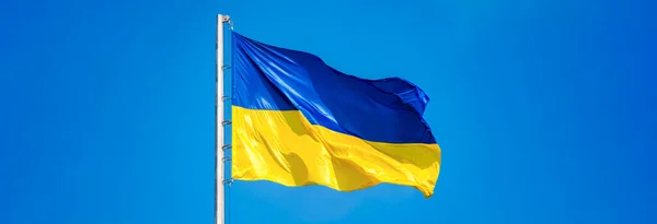 青い空に対するウクライナの旗 黄色と青の色 ウクライナの象徴 ウクライナでのロシア戦争 戦争をやめろ ストックフォト