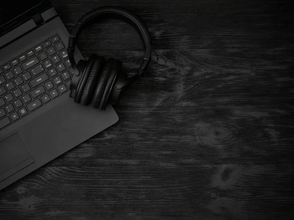 Szary Laptop Słuchawki Mikrofonem Czarnej Drewnianej Powierzchni Koncepcja Kształcenia Odległość — Zdjęcie stockowe