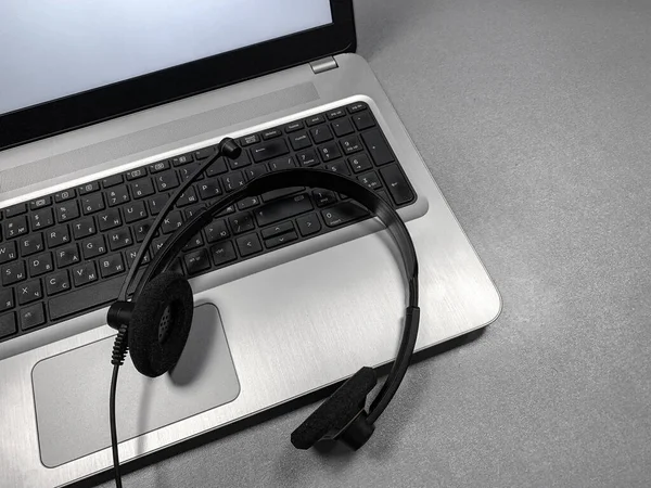 Szary Laptop Słuchawki Mikrofonem Szarej Błyszczącej Powierzchni Koncepcja Kształcenia Odległość — Zdjęcie stockowe