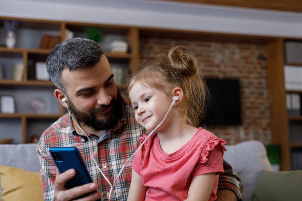 Feliz Familia Alegre Padre Joven Linda Hija Divirtiéndose Para Escuchar —  Fotos de Stock