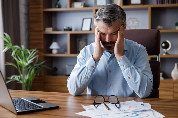 Κουρασμένος Επιχειρηματίας Μετά Από Εξαντλητική Γραφειοκρατία Αισθάνεται Πίεση Των Ματιών — Φωτογραφία Αρχείου