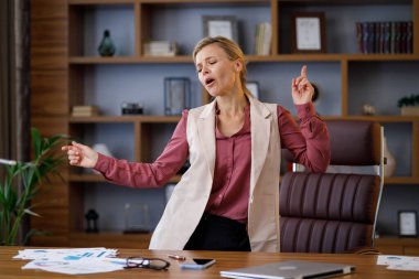 İş yerinde dans eden kadın tüccar. Mutlu iş kadını olumlu haberler aldı. Zafer dansı, hızlı büyüyen şirket, ödüllendirme, yeni başarılı sözleşme, iyi anlaşma. Kripto para birimleri kavramının yükselişi.