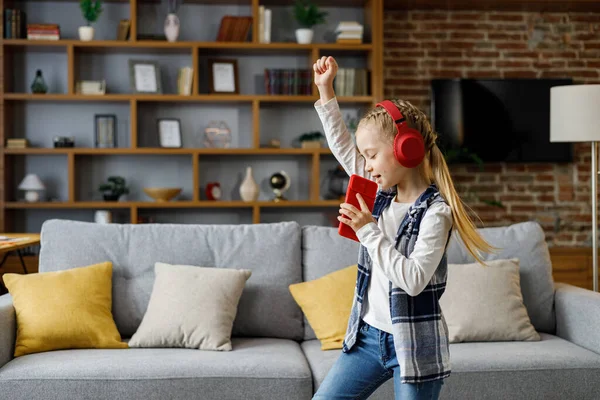 Niña Feliz Vistiendo Auriculares Rojos Bailando Cantando Usando Teléfonos Inteligentes — Foto de Stock