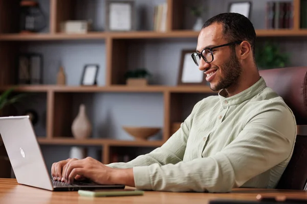 Retrato Jovem Empresário Afro Americano Que Trabalha Com Laptop Escritório — Fotografia de Stock