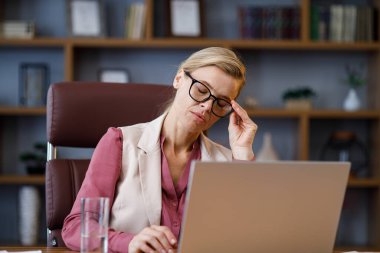 Depresyondaki iş kadını dizüstü bilgisayarda çok çalışmış. Yorgun işçi internette kötü haberler aldı. Finansal kriz, iflas, tükenme sendromu, depresyon, ilgisizlik. Kripto para birimleri kavramının düşüşü.