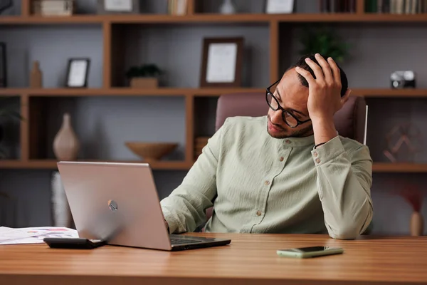 Depressziós Fiatalember Akit Meglepett Rossz Hír Laptopon Szomorú Afro Amerikai — Stock Fotó