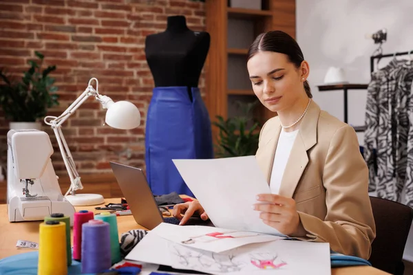 Young Girl Fashion Designer Draws Sketch Background Mannequin Sewing Machine — Foto de Stock