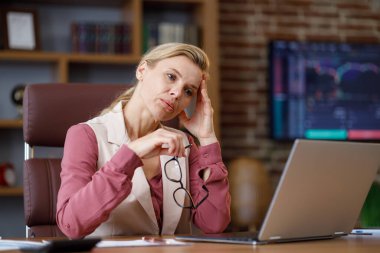 Depresyondaki iş kadını dizüstü bilgisayarda çok çalışmış. Yorgun işçi internette kötü haberler aldı. Finansal kriz, iflas, tükenme sendromu, depresyon, ilgisizlik. Kripto para birimleri kavramının düşüşü.