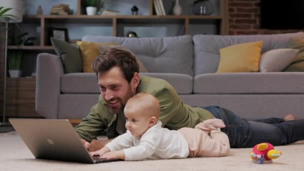 Dad Maternity Leave Works Lying Mat Apartment Laptop Child Father — Vídeo de Stock