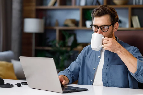 Hombre Guapo Empresario Gerente Que Trabaja Detrás Ordenador Portátil Una —  Fotos de Stock