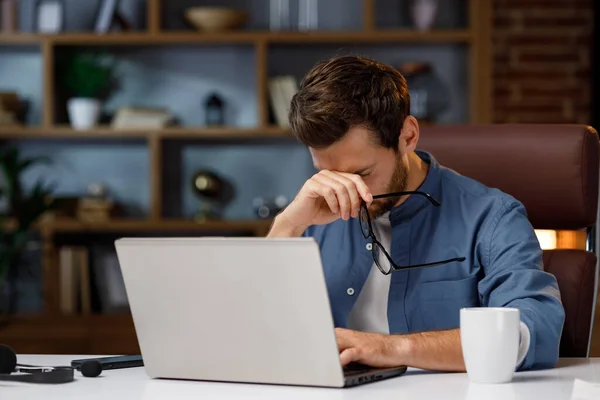 Jóképű Férfi Üzletember Menedzser Aki Fáradtan Dolgozik Egy Laptop Mögött — Stock Fotó