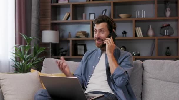 Przystojny Człowiek Pracujący Laptopie Siedząc Sofie Stylowym Mieszkaniu Praca Internecie — Wideo stockowe