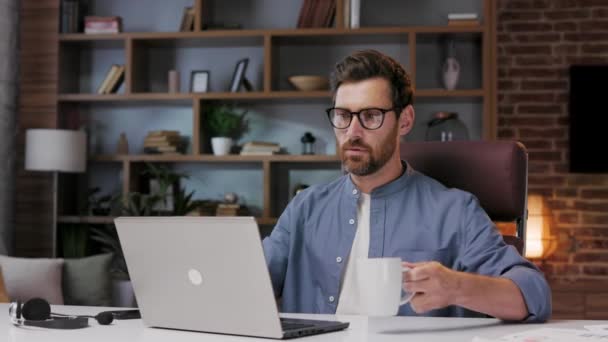 Jóképű Férfi Üzletember Menedzser Aki Egy Laptop Mögött Dolgozik Egy — Stock videók