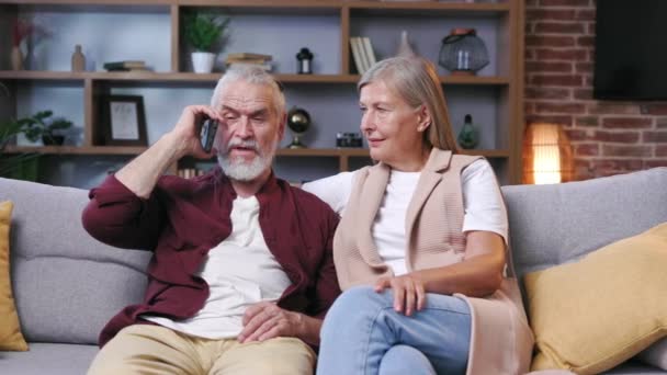 Olgun Çift Evde Endişeyle Oturuyor Gri Saçlı Koca Telefonda Kötü — Stok video