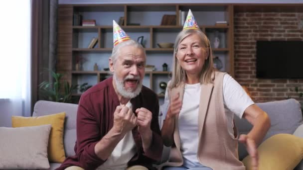 Glückliches Älteres Grauhaariges Paar Mit Hüten Das Die Geburtstagsfeier Hause — Stockvideo
