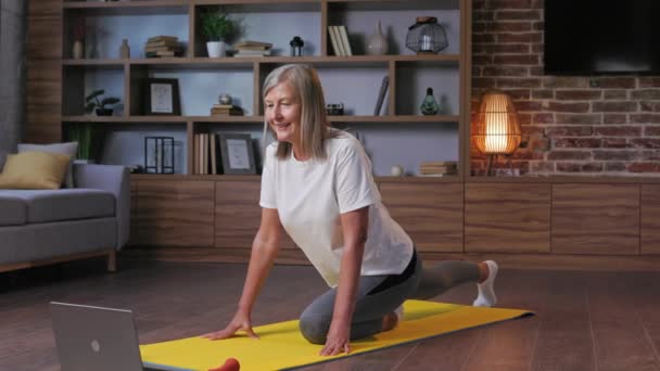 Una Mujer Madura Pelo Gris Haciendo Gimnasia Yoga Casa Obtiene — Vídeos de Stock