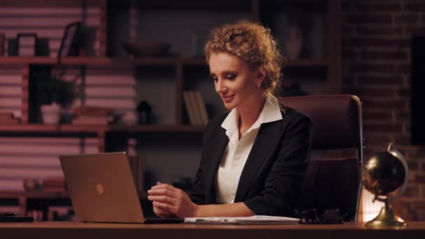 Celowa Młoda Kobieta Biznesu Profesjonalny Przedsiębiorca Pracuje Laptopem Bizneswoman Pięknym — Wideo stockowe