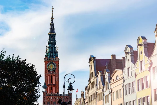 Polonya 'nın eski şehir merkezi Gdansk' taki belediye binası ve ana yaya sokağı.
