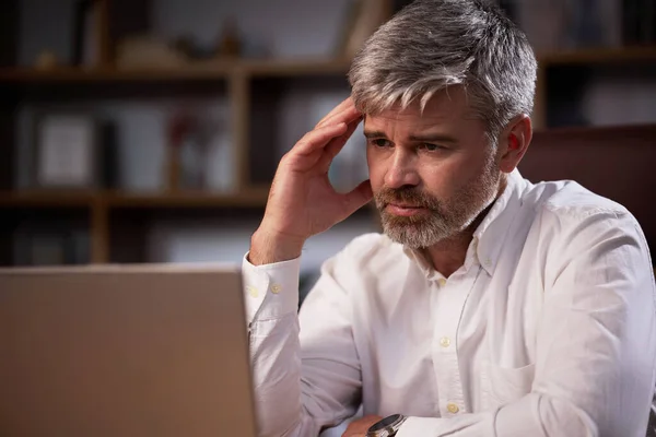 Depressziós Felnőtt Férfi Havi Kiadásokat Számol Őrült Ősz Hajú Üzletember — Stock Fotó