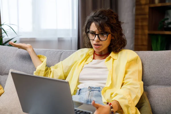 Joven Freelancer Estresada Por Trabajar Línea Chica Enfocada Utiliza Ordenador —  Fotos de Stock