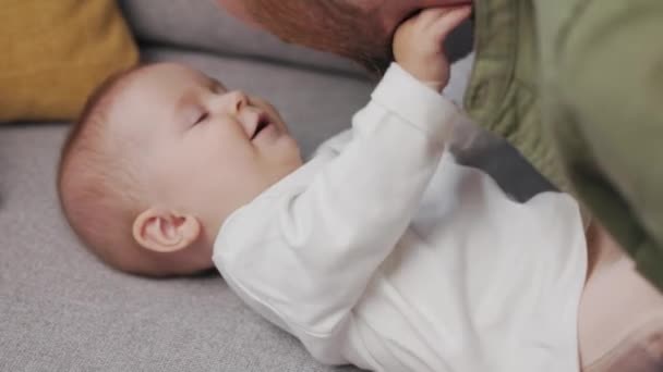 Dad Plays His Little Baby Couch Cozy Apartment Fatherly Love — Stok Video