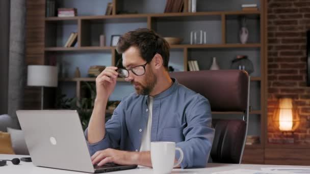 Красивий Чоловічий Бізнесмен Менеджер Працює Втомлено Ноутбуком Стильному Домашньому Офісі — стокове відео