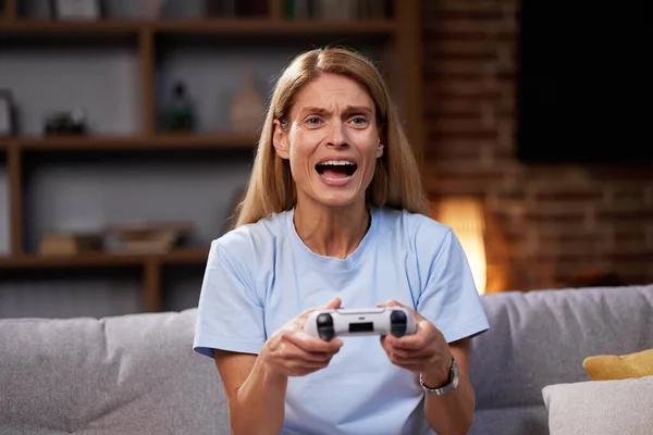 Mujer Feliz Usando Joystick Inalámbrico Jugando Videojuegos Casa Mujer Alegre —  Fotos de Stock