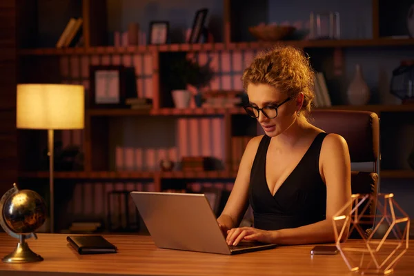 Doelgerichte Jonge Zakenvrouw Professionele Ondernemer Werkt Achter Een Laptop Zakenvrouw — Stockfoto