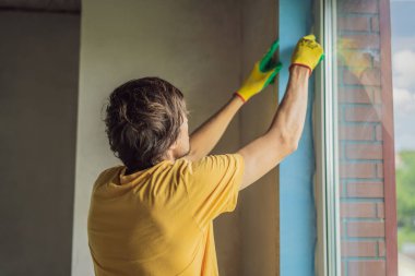 İnşaatçı veya tamirci pencerelerin onarımı veya kurulumu ile meşguldür