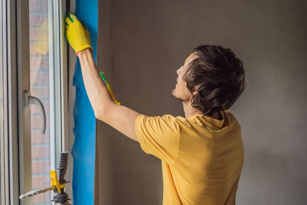 Bauarbeiter oder Heimwerker sind mit der Reparatur oder Installation von Fenstern beschäftigt — Stockfoto