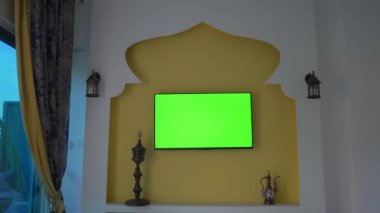 Ortadoğu ve Kuzey Afrika tarzında televizyon ve yeşil ekranlı bir duvar. El kamerasıyla. Katar 'da FIFA Arap Kupası