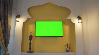 Ortadoğu ve Kuzey Afrika tarzında televizyon ve yeşil ekranlı bir duvar. Katar 'da FIFA Arap Kupası