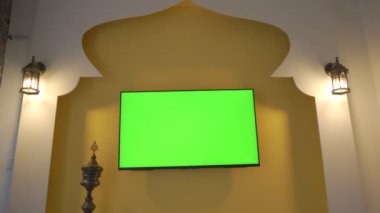 Ortadoğu ve Kuzey Afrika tarzında televizyon ve yeşil ekranlı bir duvar. Katar 'da FIFA Arap Kupası