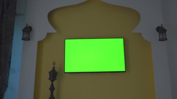 Pared con TV y pantalla verde al estilo de Oriente Medio y Norte de África. Disparo de mano. FIFA Copa Árabe en Qatar — Vídeo de stock