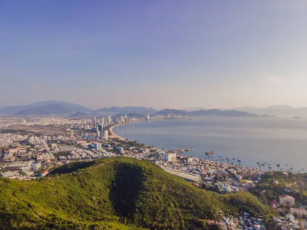 Luchtfoto uitzicht over Nha Trang stad, Vietnam genomen van drone — Stockfoto