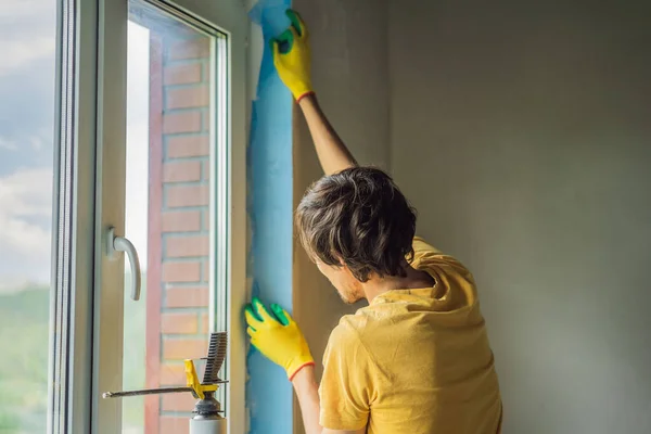 Costruttore o tuttofare è impegnato nella riparazione o installazione di finestre — Foto Stock