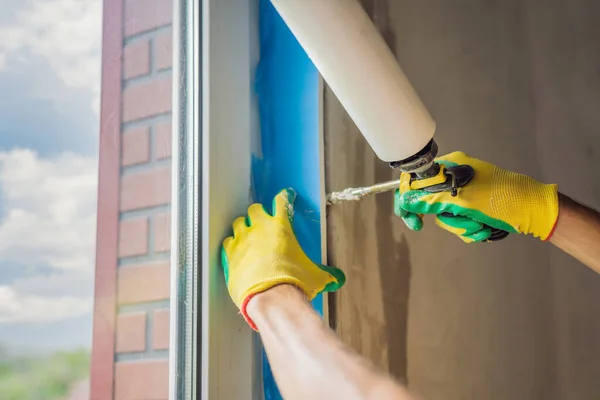 Bauarbeiter oder Heimwerker sind mit der Reparatur oder Installation von Fenstern beschäftigt — Stockfoto