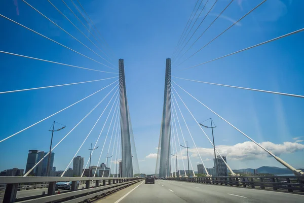 Golden, puente Zolotoy sobre Zolotoy Rog Bay. Vladivostok. Rusia — Foto de Stock