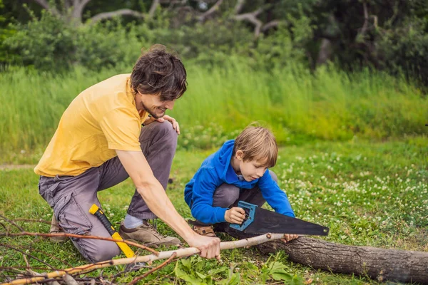 Pai e filho trabalhando com ferramentas ao ar livre — Fotografia de Stock