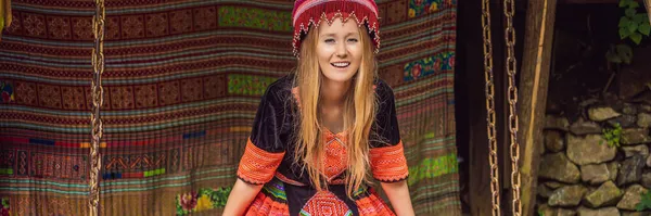BANNER, LONG FORMAT turista feminina vestida com o vestido tradicional dos habitantes das montanhas vietnamitas, o Hmong. Mulher em Sapa no nevoeiro, Noroeste do Vietname. Vietname conceito de viagem — Fotografia de Stock