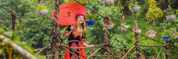 BANNER, LANG FORMAT vrouwelijke toerist gekleed in de traditionele kleding van de inwoners van de Vietnamese bergen, de Hmong. Vrouw in Sapa in de mist, Noordwest Vietnam. Vietnam reisconcept — Stockfoto