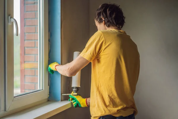 Constructor o manitas se dedica a la reparación o instalación de ventanas — Foto de Stock