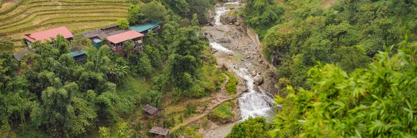 Paysage de Sapa dans le brouillard, Nord-Ouest du Vietnam. Le Vietnam s'ouvre au tourisme après la quarantaine Coronovirus COVID 19 BANNER, LONG FORMAT — Photo