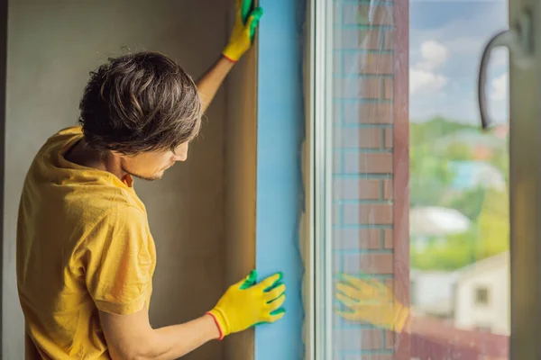 Constructor o manitas se dedica a la reparación o instalación de ventanas —  Fotos de Stock