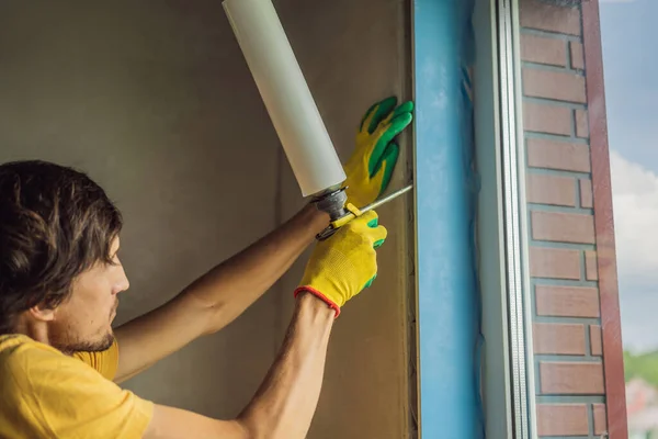 Bauarbeiter oder Heimwerker sind mit der Reparatur oder Installation von Fenstern beschäftigt — Stockfoto