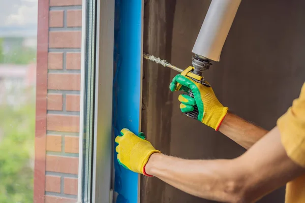 Bauarbeiter oder Heimwerker sind mit der Reparatur oder Installation von Fenstern beschäftigt — Stockfoto