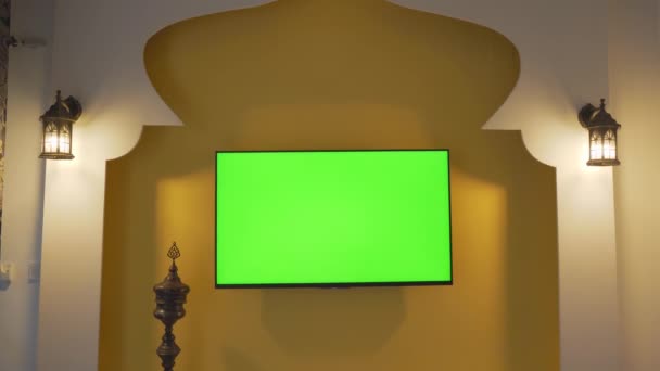 Ściana z telewizorem i zielonym ekranem w stylu Bliskiego Wschodu i Afryki Północnej. Strzał ręczny. Puchar Arabski FIFA w Katarze — Wideo stockowe