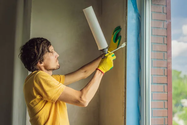 Bauarbeiter oder Heimwerker sind mit der Reparatur oder Installation von Fenstern beschäftigt — Stockfoto